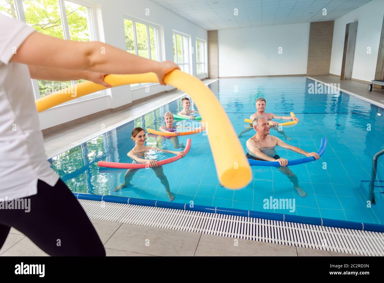 Senior woman swimming pool aqua sport Fotos und Bildmaterial in hoher