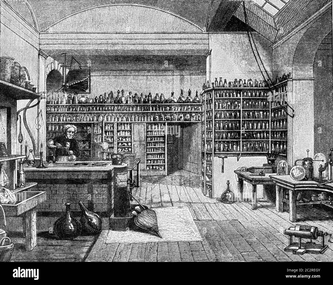 Faraday in seinem Labor an der Royal Institution in London, Vintage gravierte Illustration. Aus dem Universum und der Menschheit, 1910. Stockfoto