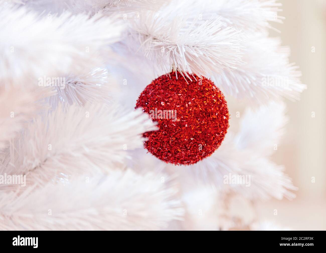 Weihnachtsbaum mit silbernen Kugeln Ornamenten. Geschmückter Weihnachtsbaum aus der Nähe. Bälle und beleuchtete Girlande mit Taschenlampen. N Stockfoto