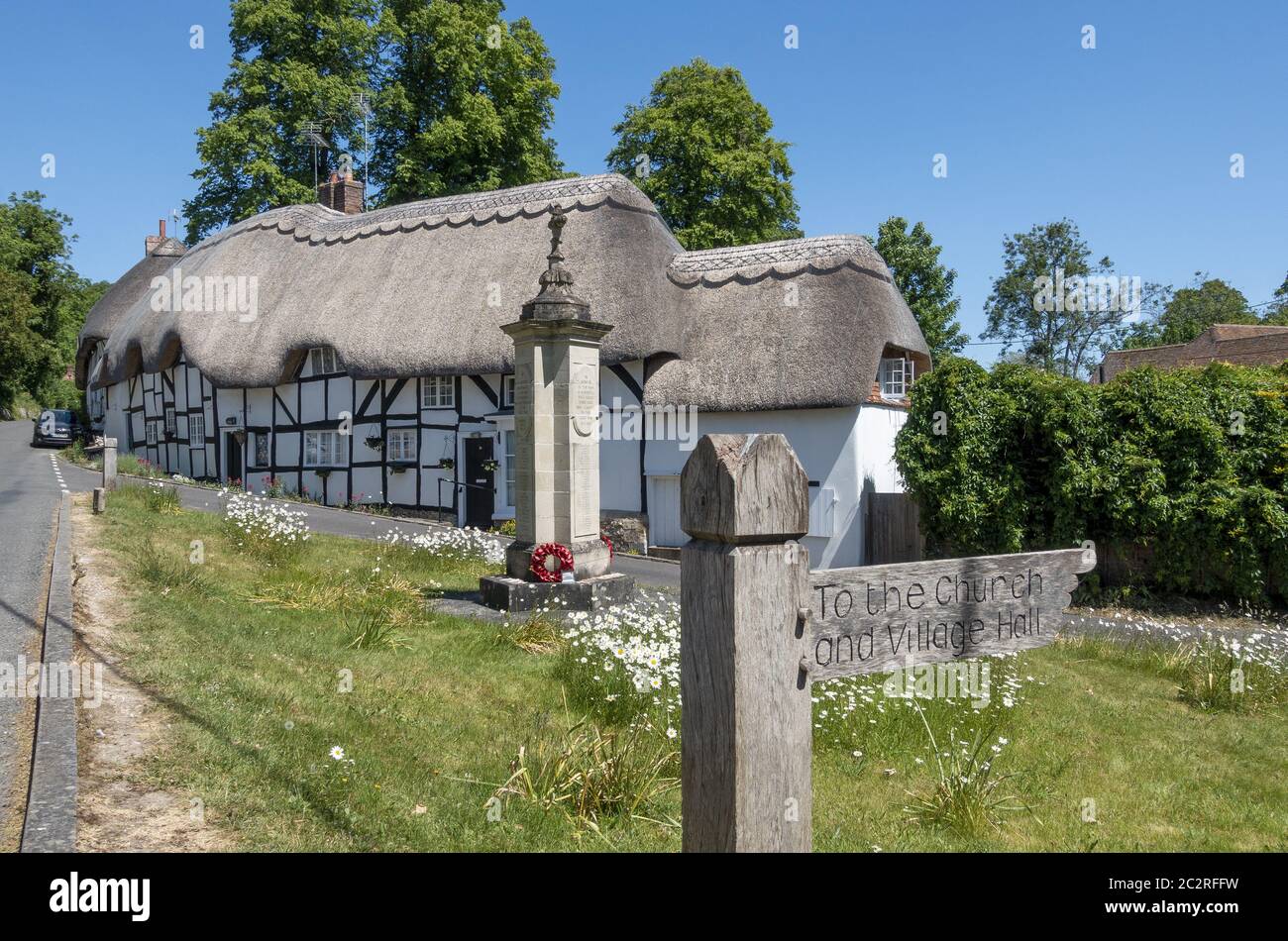 Reethäuser und Kriegsdenkmal im malerischen Dorf Wherwell, Hampshire, England, Großbritannien Stockfoto