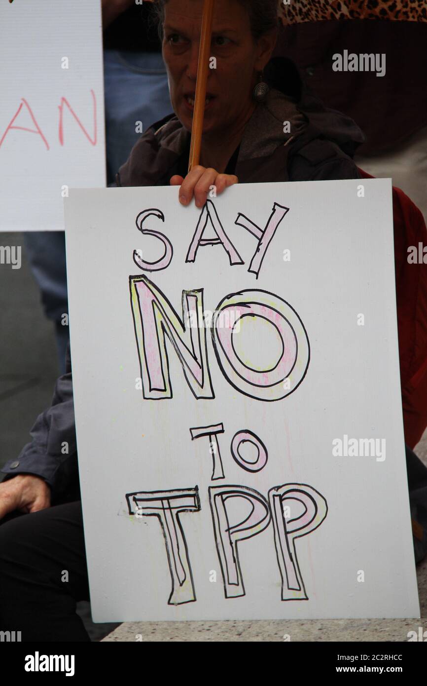 Ein Protestler ‘Sder Trans-Pacific Partnership Agreement Rally in Martin Place, Sydney hält ein Schild mit der Aufschrift: „Nein zu TPP“ Stockfoto