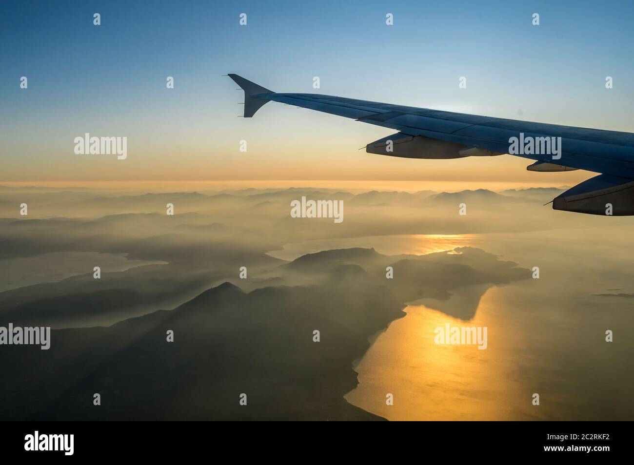 Blick auf Passagierflugzeuge linker Flügel. Stockfoto