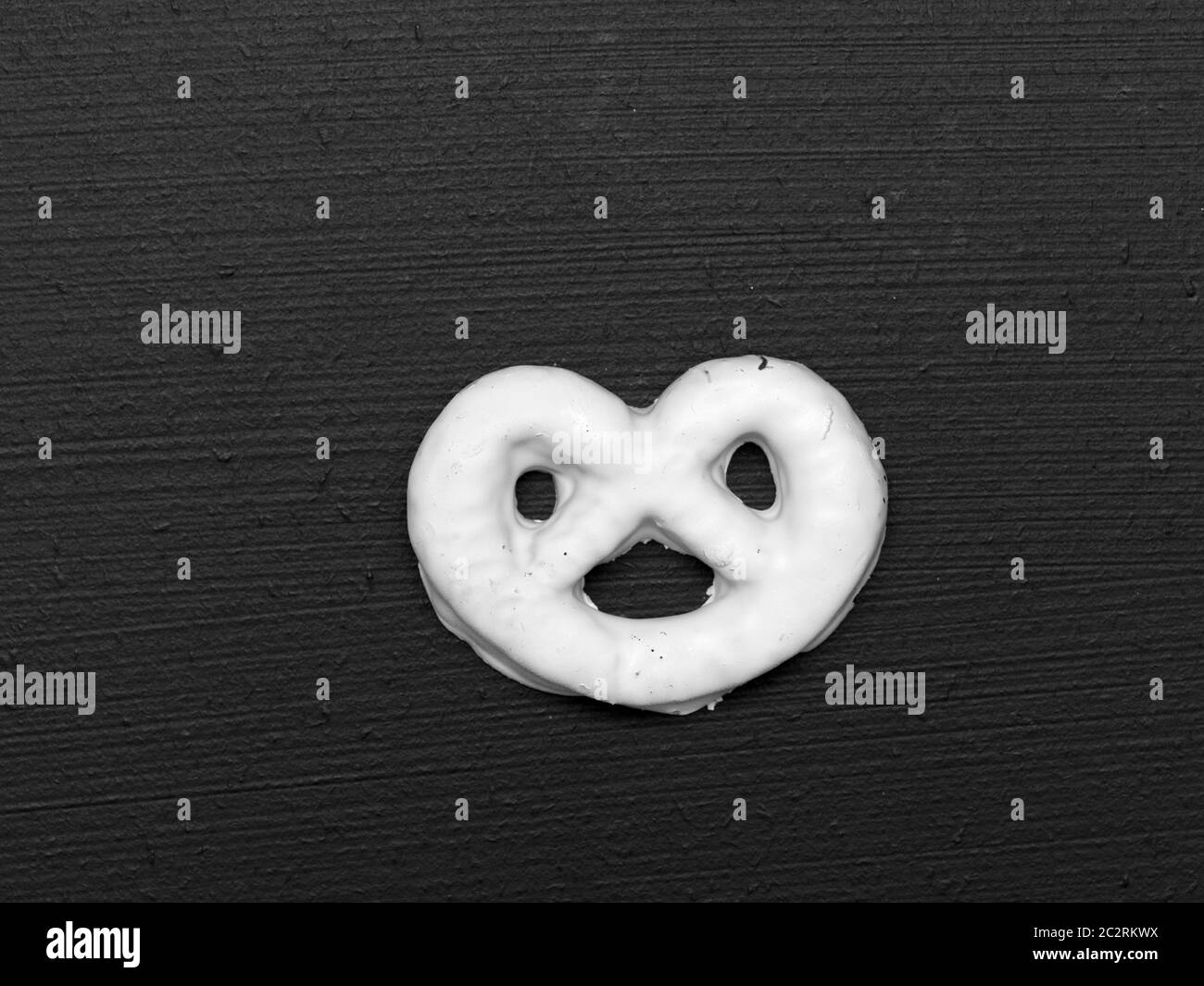 Viele verschiedene White christmas Cookies auf schwarzem Hintergrund Stockfoto