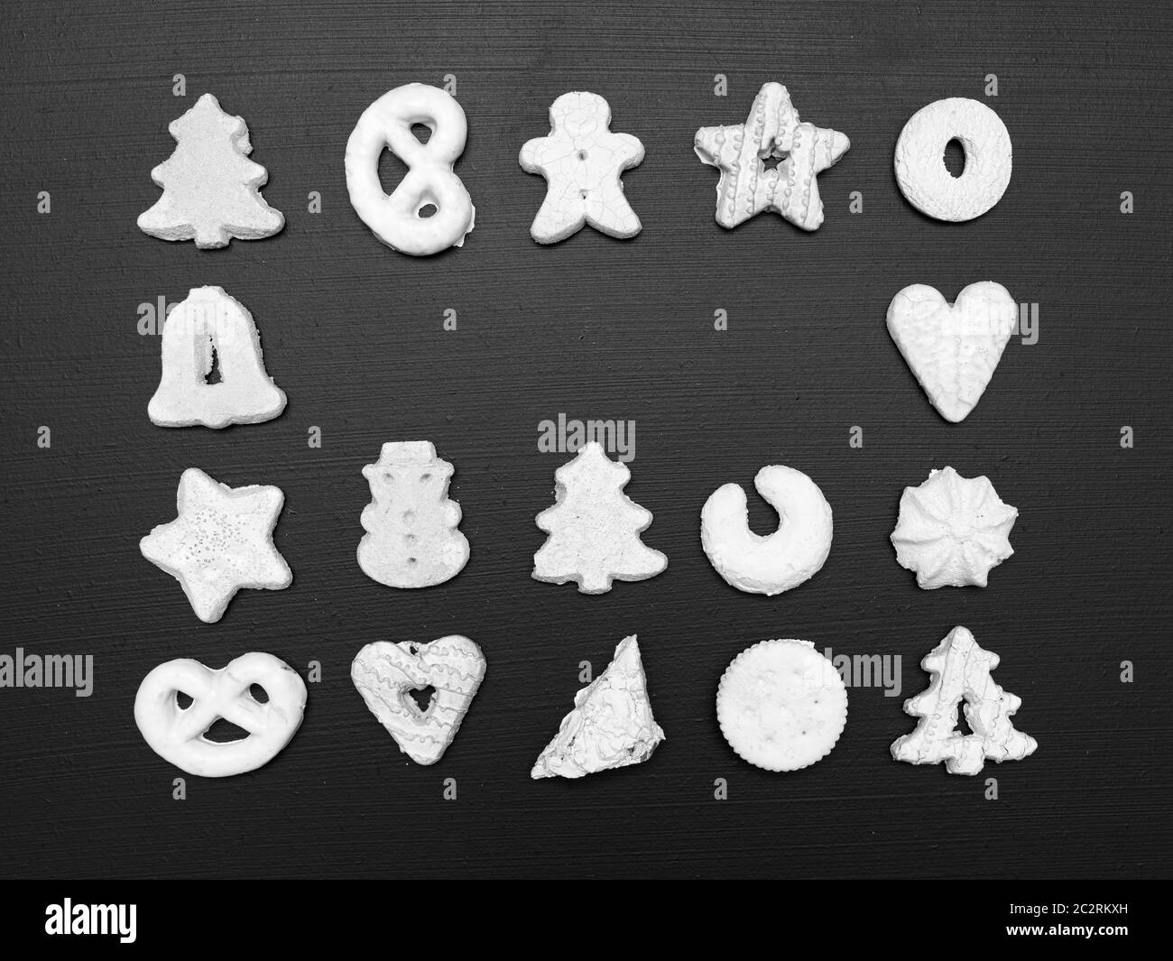 Viele verschiedene White christmas Cookies auf schwarzem Hintergrund Stockfoto