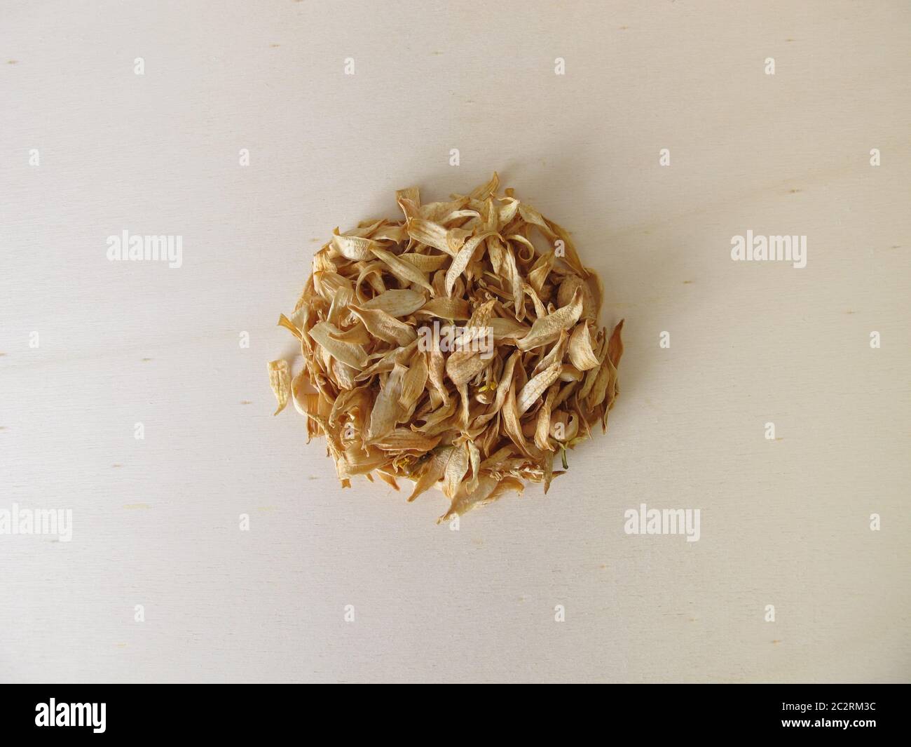 Getrocknete Orangenblüten von süßem Orange auf einem Holzbrett Stockfoto