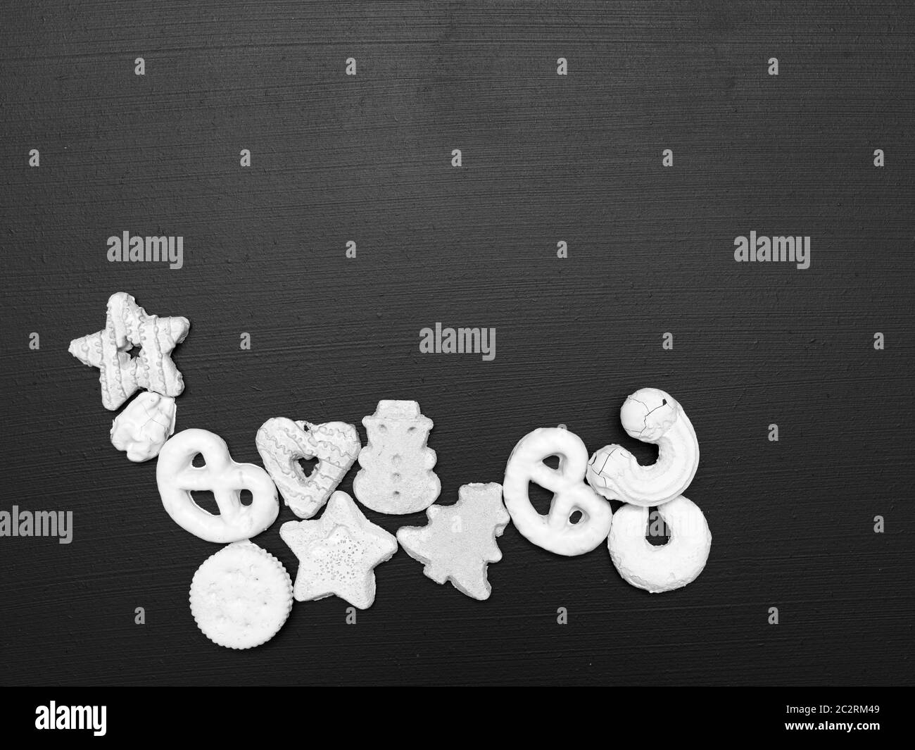 Viele verschiedene White christmas Cookies auf schwarzem Hintergrund Stockfoto