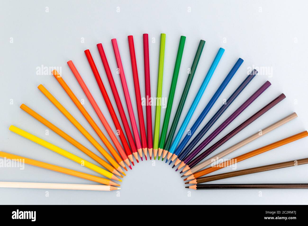 Ein Satz von bunten Bleistiften, die wie ein Regenbogen in einer Fächerform aufgereiht sind Stockfoto