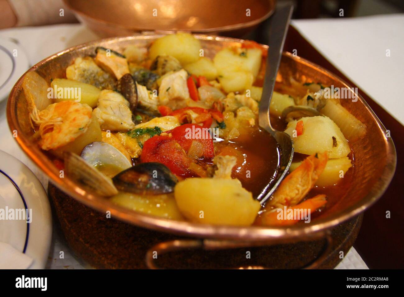 Cataplana-Spezialität in einer Kupfer-Kasserole Stockfoto