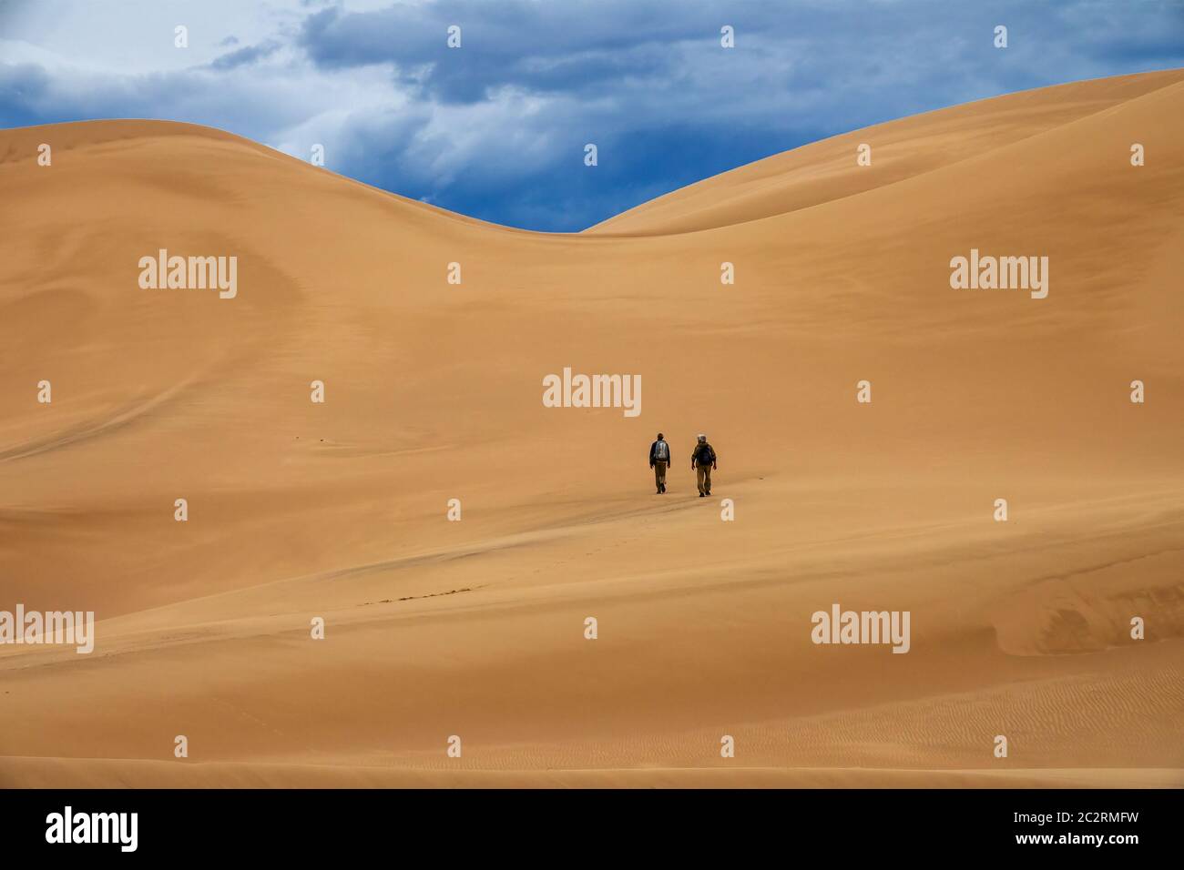 Reisende in der Wüste Dünen in den Bergen Stockfoto