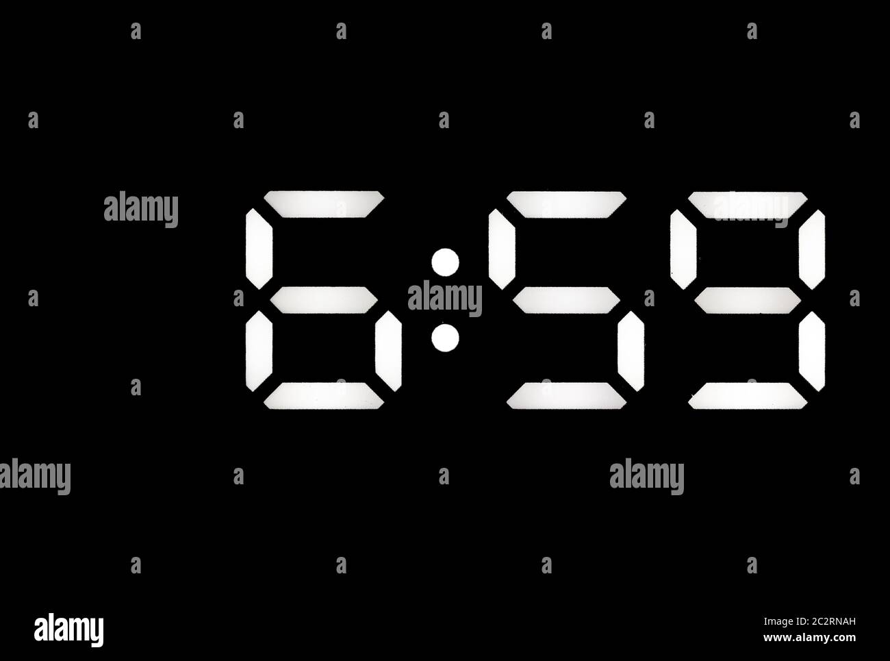 Echte weiße LED Digitaluhr auf einem schwarzen Hintergrund angezeigt Zeit 6:59 Stockfoto