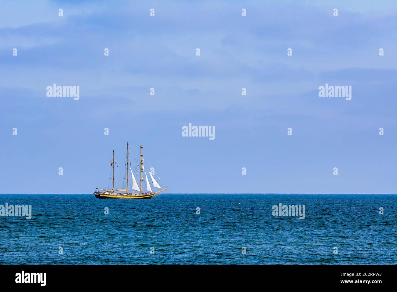 Barkentine im Meer Stockfoto