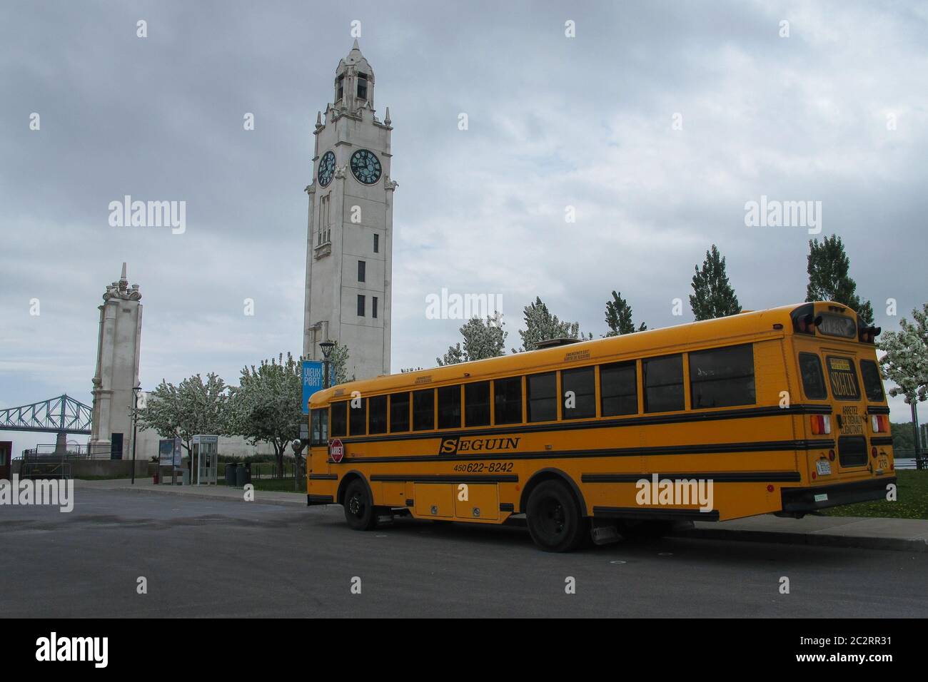 Ein typischer amerikanischer gelber Schulbus in Montreal, Quebec, Kanada, mit bewölktem Himmel Stockfoto