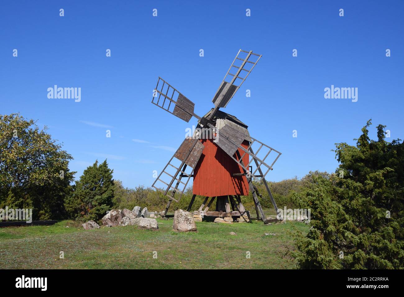 Windmühle auf der Insel oland in schweden im Herbst mit blauem Himmel. Stockfoto