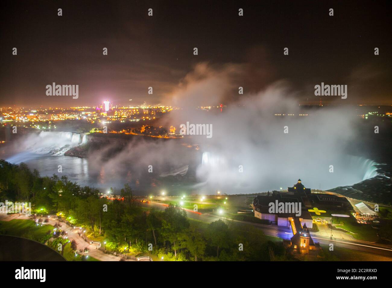 Malerische Aussicht von oben auf die Niagara Fälle bei Nacht, mit bunten Lichtern auf dem Wasser, Niagara Fälle, Ontario, Kanada Stockfoto