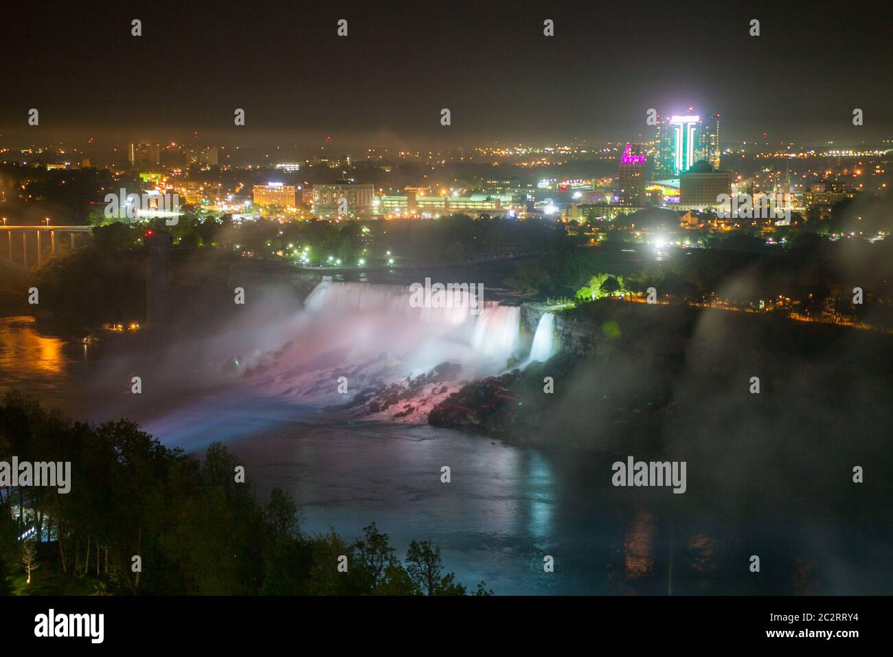 Landschaftlich reizvolle und wunderbare Nachtansicht der Niagarafälle von oben bei Sonnenaufgang, Niagarafälle, Ontario, Kanada Stockfoto