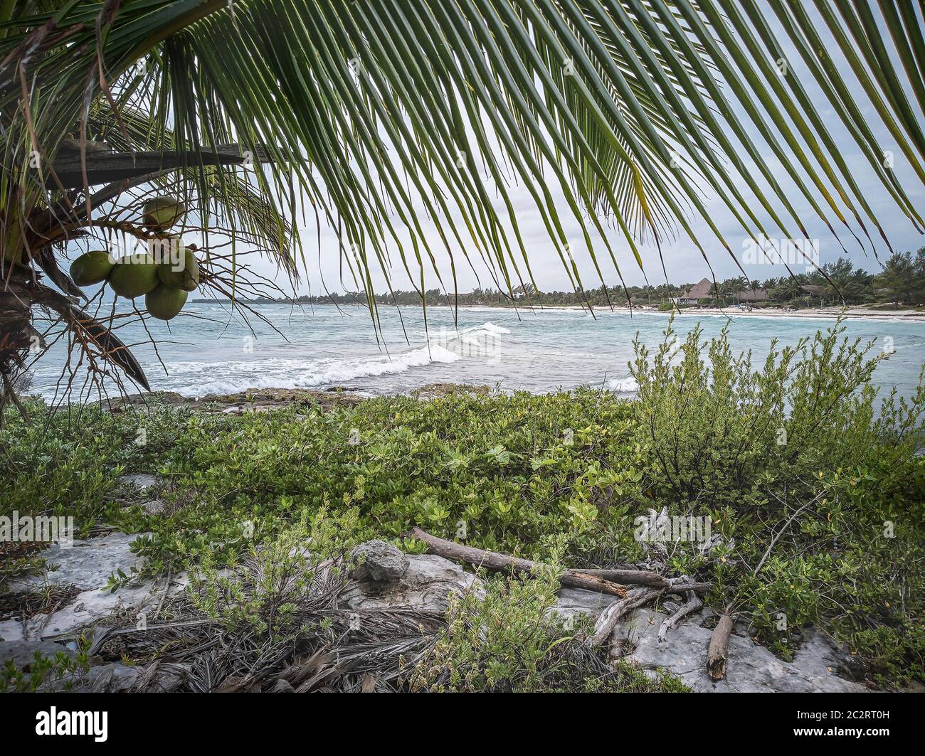 Blick auf den natürlichen Strand von Xpu-Ha an der Maya Riviera in Mexiko unter einem bewölkten Winterhimmel. Stockfoto