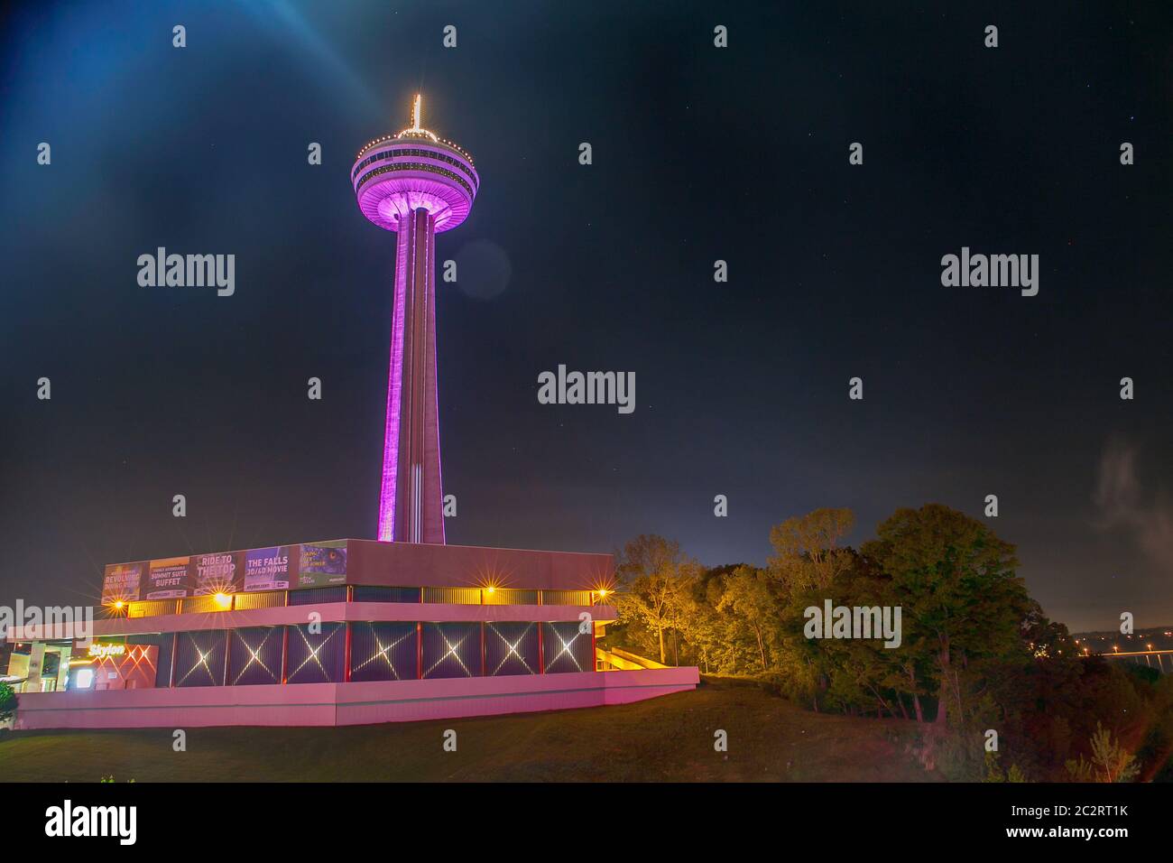 Der skylon Tower in Niagara Falls bei Nacht, Niagara Falls, Ontario, Kanada Stockfoto