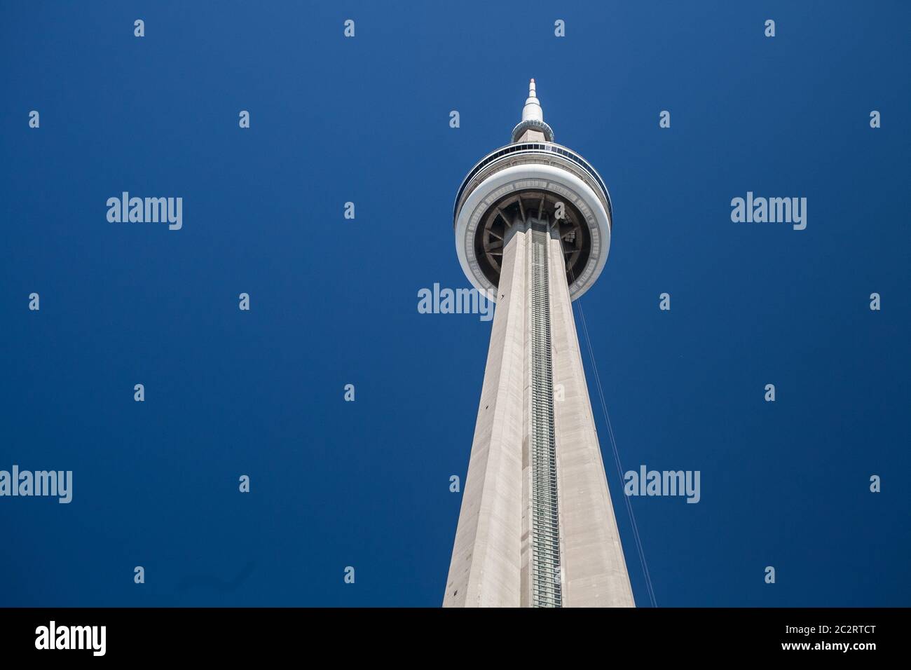 Der CN Tower gegen tiefblauen klaren Himmel in Toronto, Ontario, italien Stockfoto