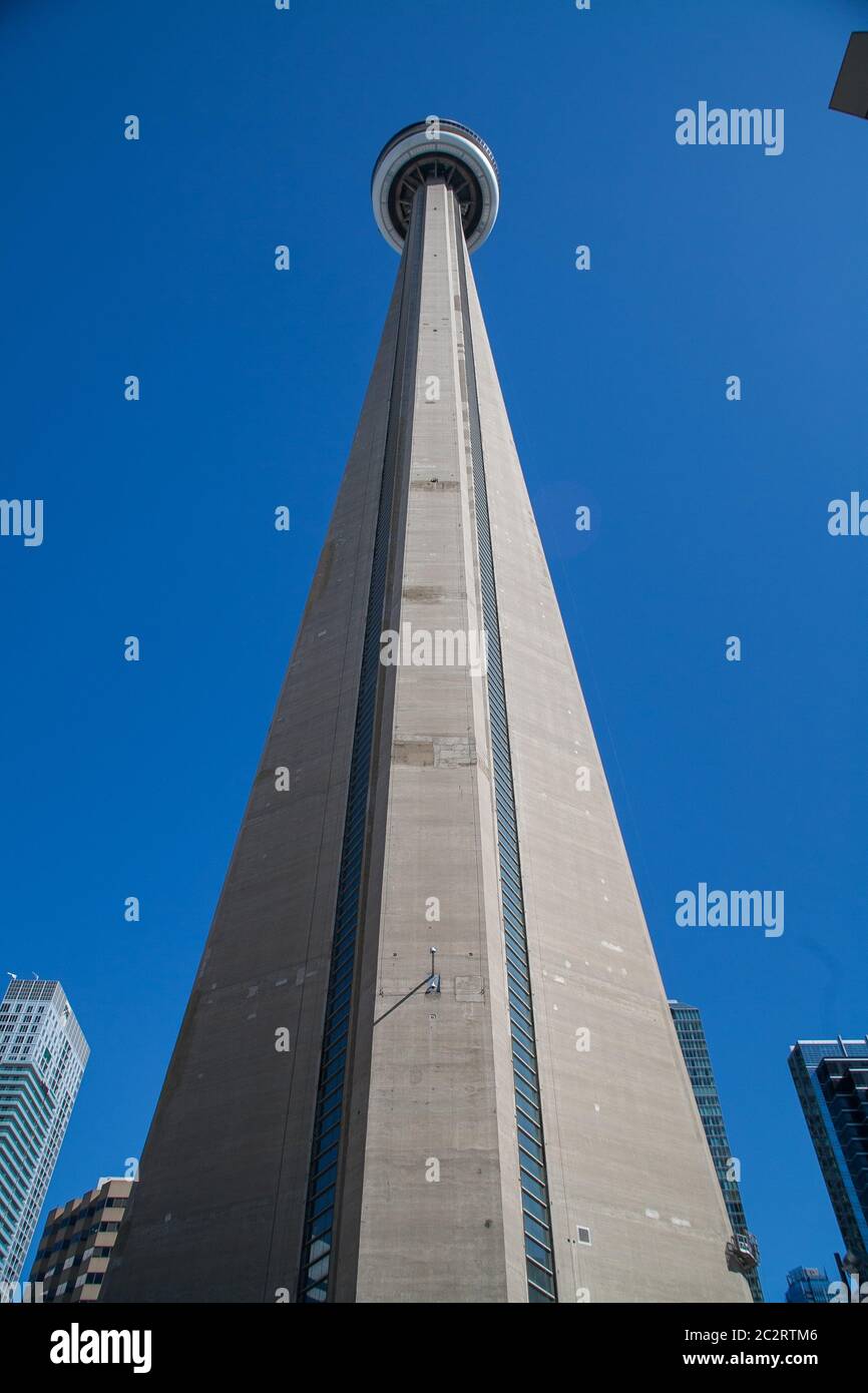 Der CN Tower gegen tiefblauen klaren Himmel in Toronto, Ontario, italien Stockfoto