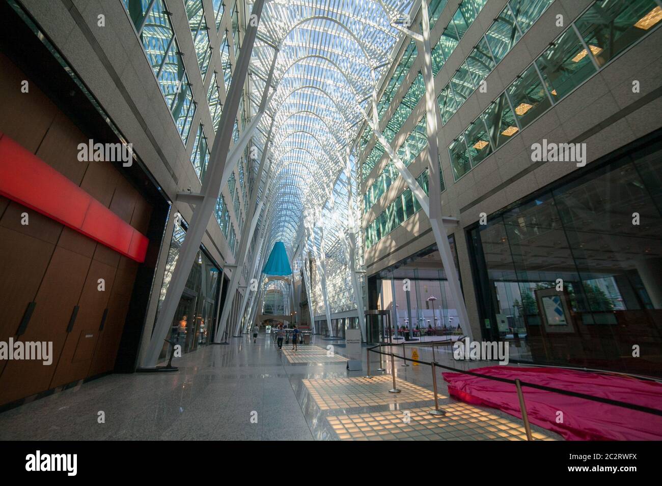 Räume in Gebäuden, die den Weg machen, Fußgängerroute in Toronto, Ontario, Kanada Stockfoto