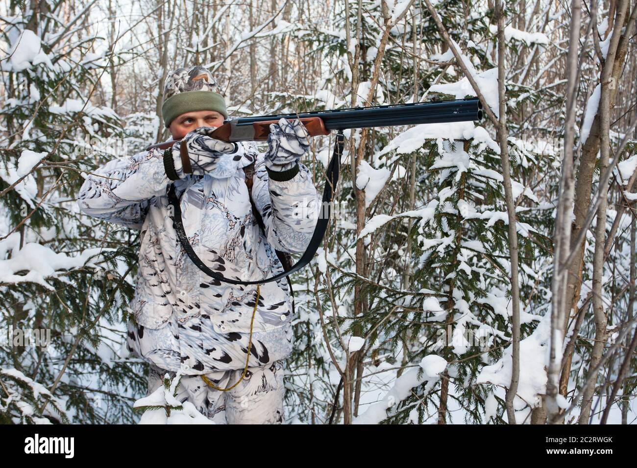 jäger mit Gewehr auf Winterjagd Stockfoto