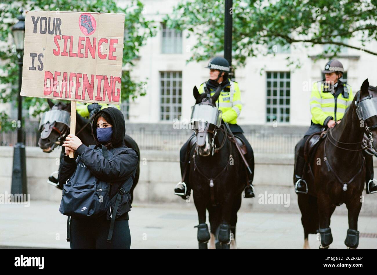 Protestierende vor einer Reihe von berittenen Polizisten bei der Black Lives Matter Demonstration in Whitehall, Central London, am 6. Juni 2020 Stockfoto