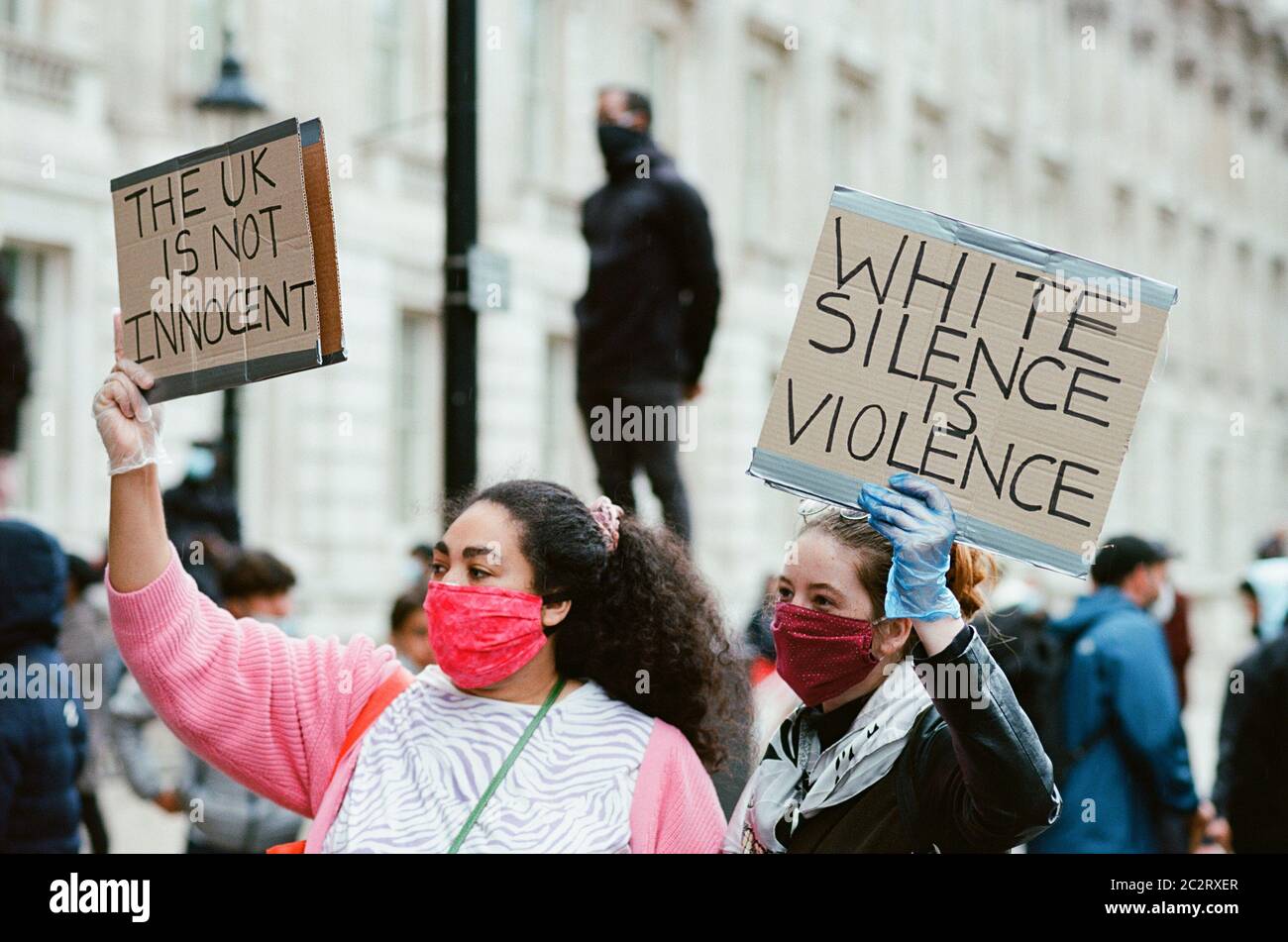 Demonstranten bei der Demonstration von Black Lives Matter in Westminster, London, Großbritannien, am 6. Juni 2020 während der Blockierung des Coronavirus Stockfoto