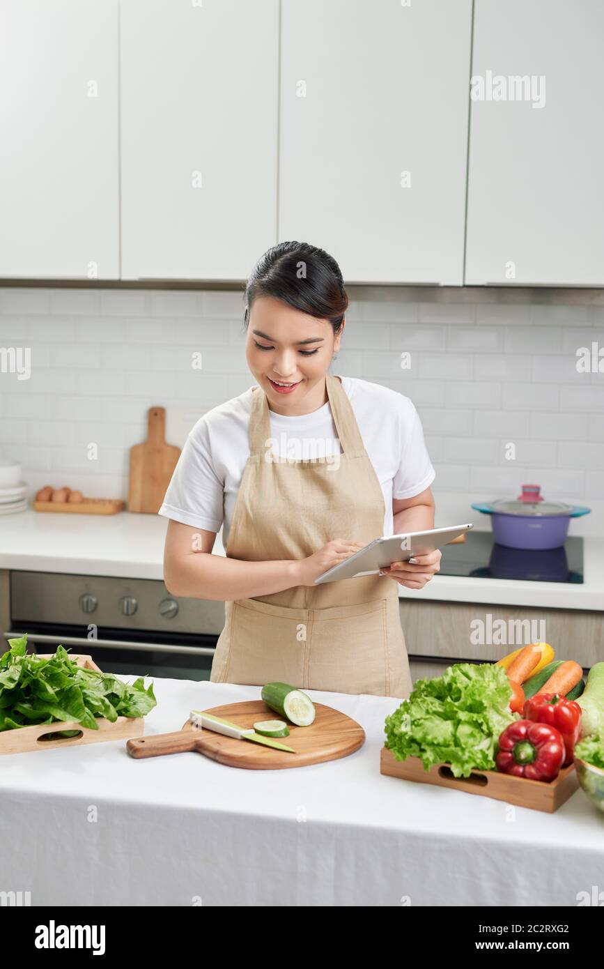 Asiatische Hausfrau Kochen in der Küche Stockfoto