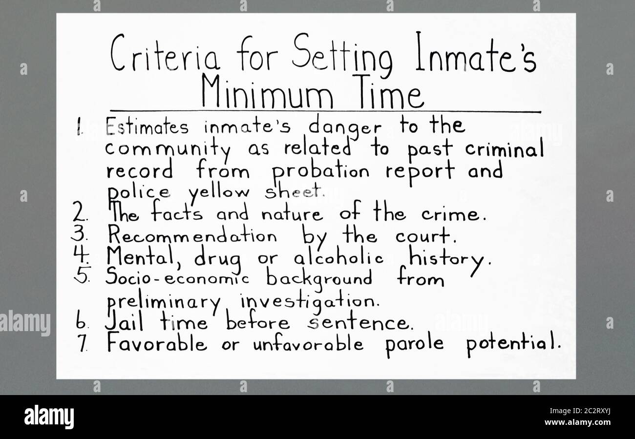 Ein handgeschriebenes Plakat, ausgestellt im Rikers Island Gefängniskomplex, East River, New York, USA 1963. Sie legt die Kriterien für die Mindestdauer der Haftstrafe eines Häftlings mit einer Sieben-Punkte-Liste fest. Stockfoto