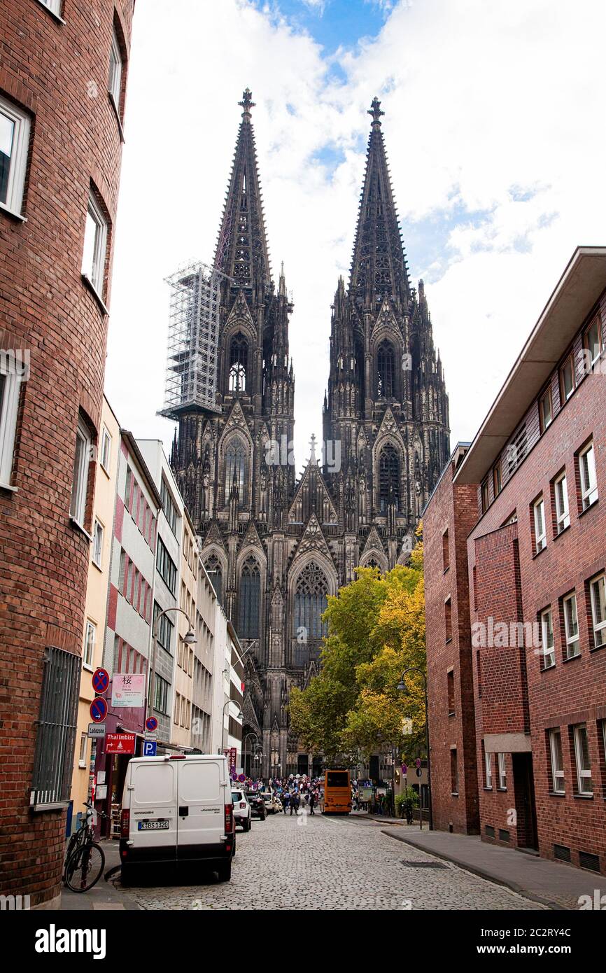 Köln, Deutschland-Oktober 2018: Eine Straße zum Kölner Dom. Zentrum von Köln. Stockfoto