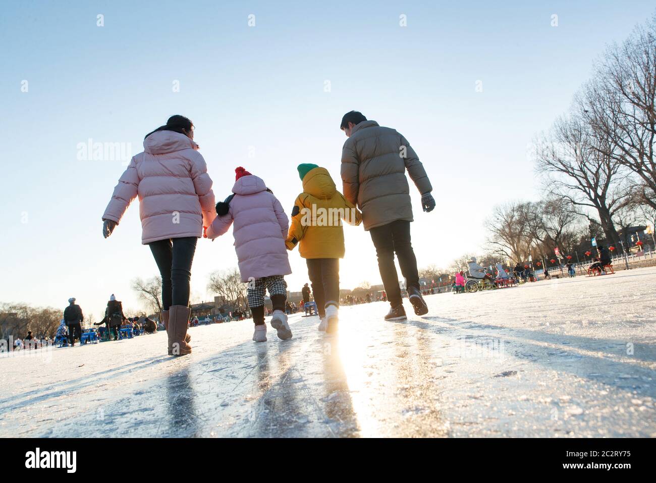 Glück Skating Familie Hand in Hand Stockfoto