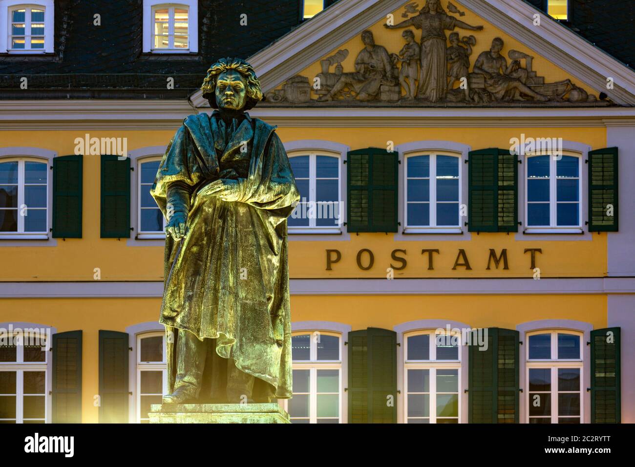 Komponist und Pianist Ludwig van Beethoven, Beethoven-Denkmal vor der Hauptpost am Münsterplatz in Bonn am Rhein, Nordrhein-Westfalen, Abendstimmung, Stockfoto