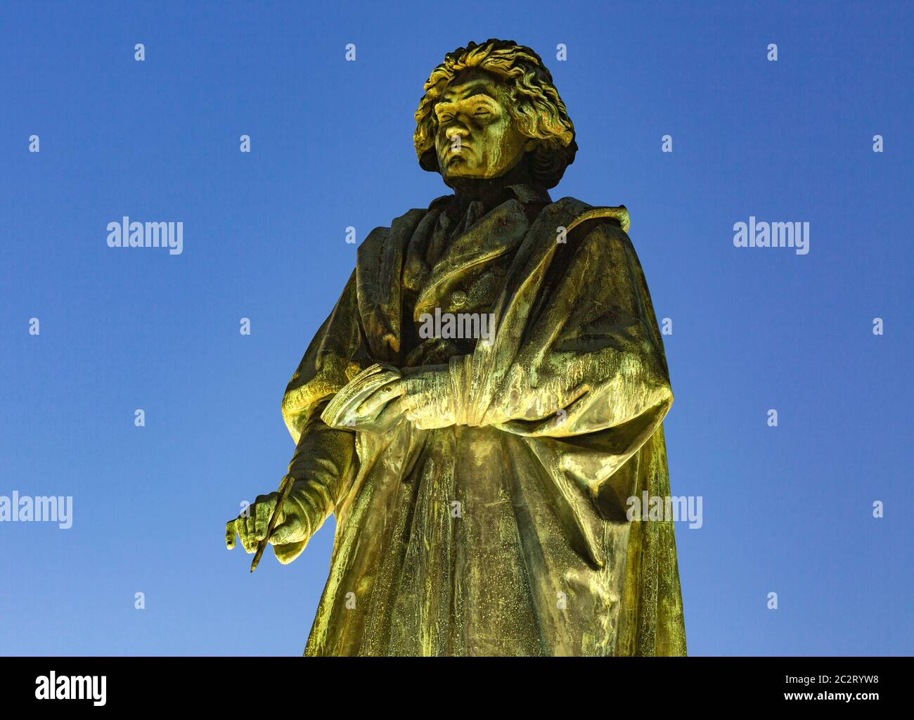 Komponist und Pianist Ludwig van Beethoven, Beethoven-Denkmal am Münsterplatz in Bonn am Rhein, Nordrhein-Westfalen, Abendstimmung, Nachtaufnahme, Be Stockfoto