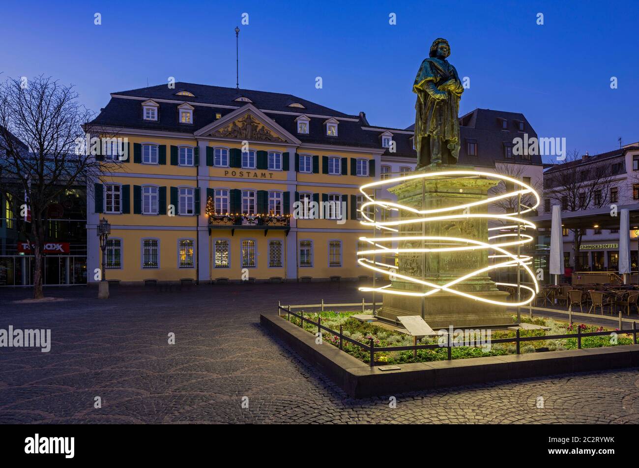Komponist und Pianist Ludwig van Beethoven, Beethoven-Denkmal vor der Hauptpost am Münsterplatz in Bonn am Rhein, Nordrhein-Westfalen, Abendstimmung, Stockfoto