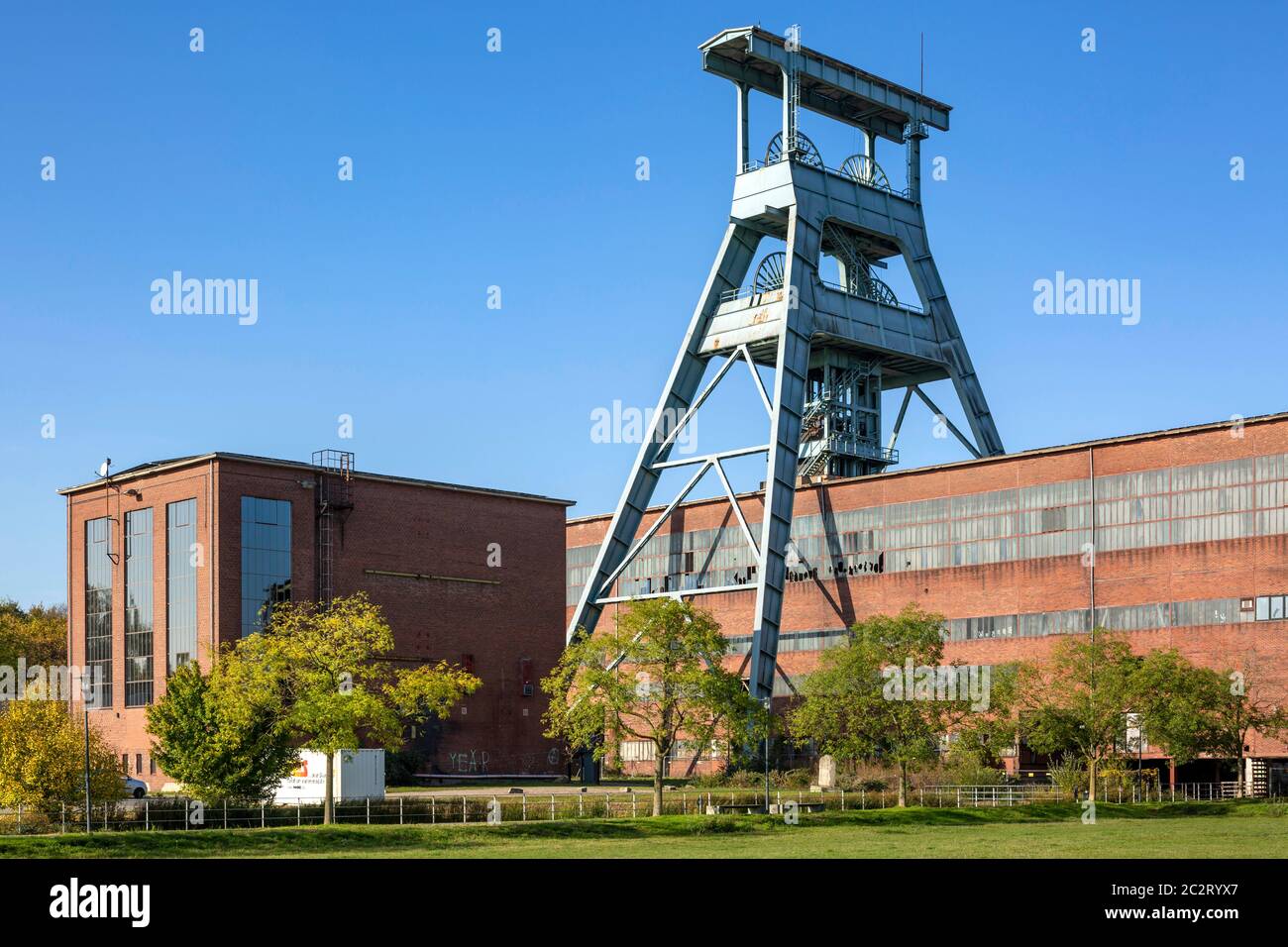 Route der Industriekultur, Zeche Ewald 1/2/7, Maschinenhalle und Magazin mit Förderturm Schacht 7, Doppelbockgeruest, Herten, Ruhrgebiet, Nordrhein-W. Stockfoto