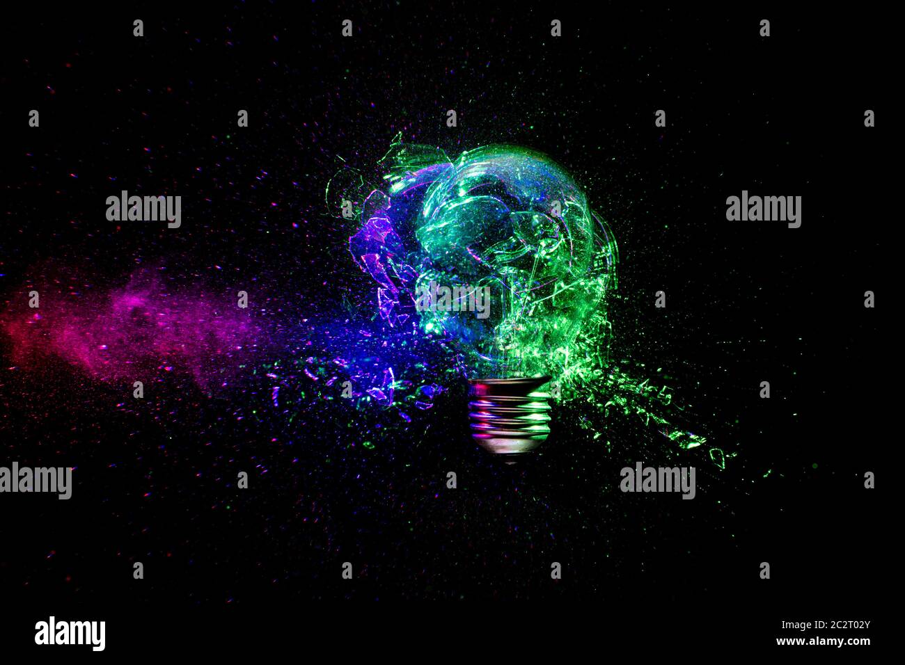 Zerstörung einer Wolfram-Glühbirne von einer Kugel getroffen. Glas Fragmente um, farbige Lichter. High-Speed-Fotografie. Stockfoto