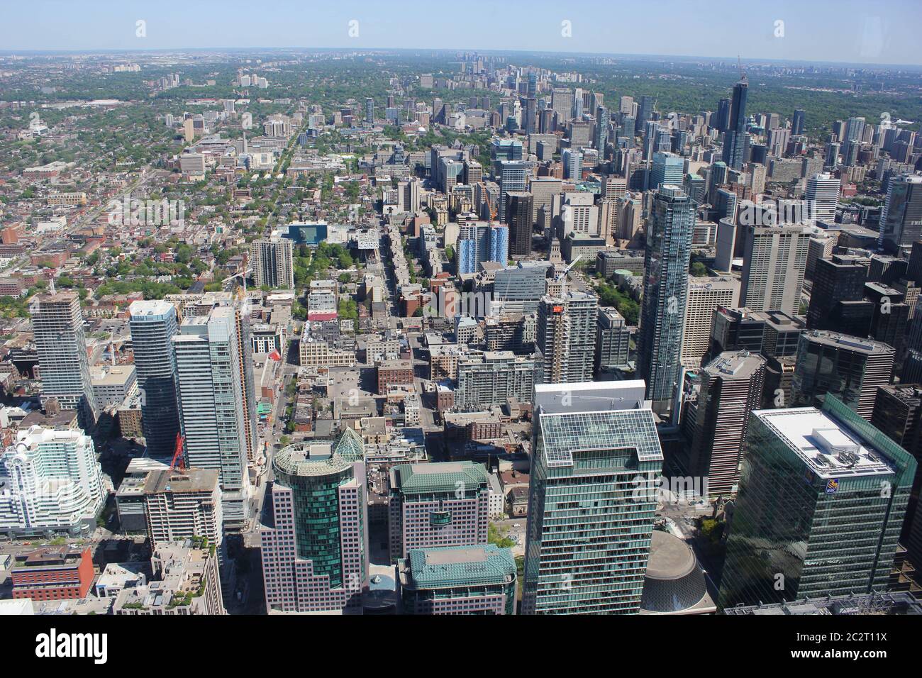 Toronto Stadtbild vom CN Tower mit Gebäuden, Straßen, Eisenbahnen und Lake Ontario, Ontario, Kanada Stockfoto