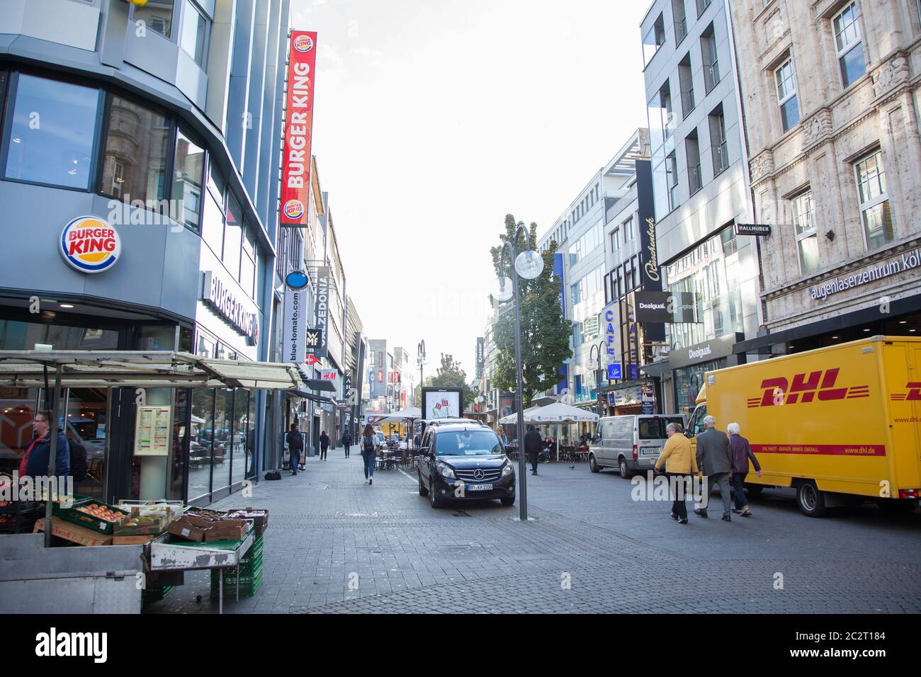 Haupteinkaufsstraße mit vielen verschiedenen Geschäften und Zentren für günstige und teure Einkaufsmöglichkeiten in Köln, Deutschland. Pauschalreisen nach Germany im Herbst. Stockfoto