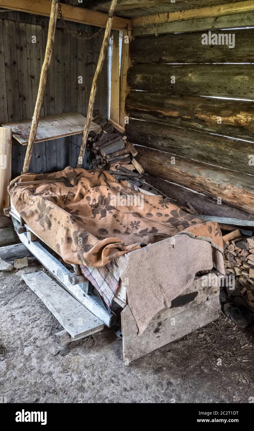 Ein hartes Bett in einer Hirtenhütte in den Hügeln von Maramureș, im Norden Rumäniens Stockfoto