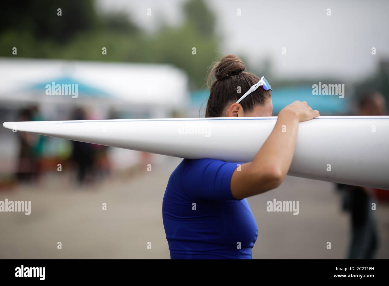 Artikeldetails mit der Hand einer professionellen Ruderin, die ein Kajak trägt. Stockfoto