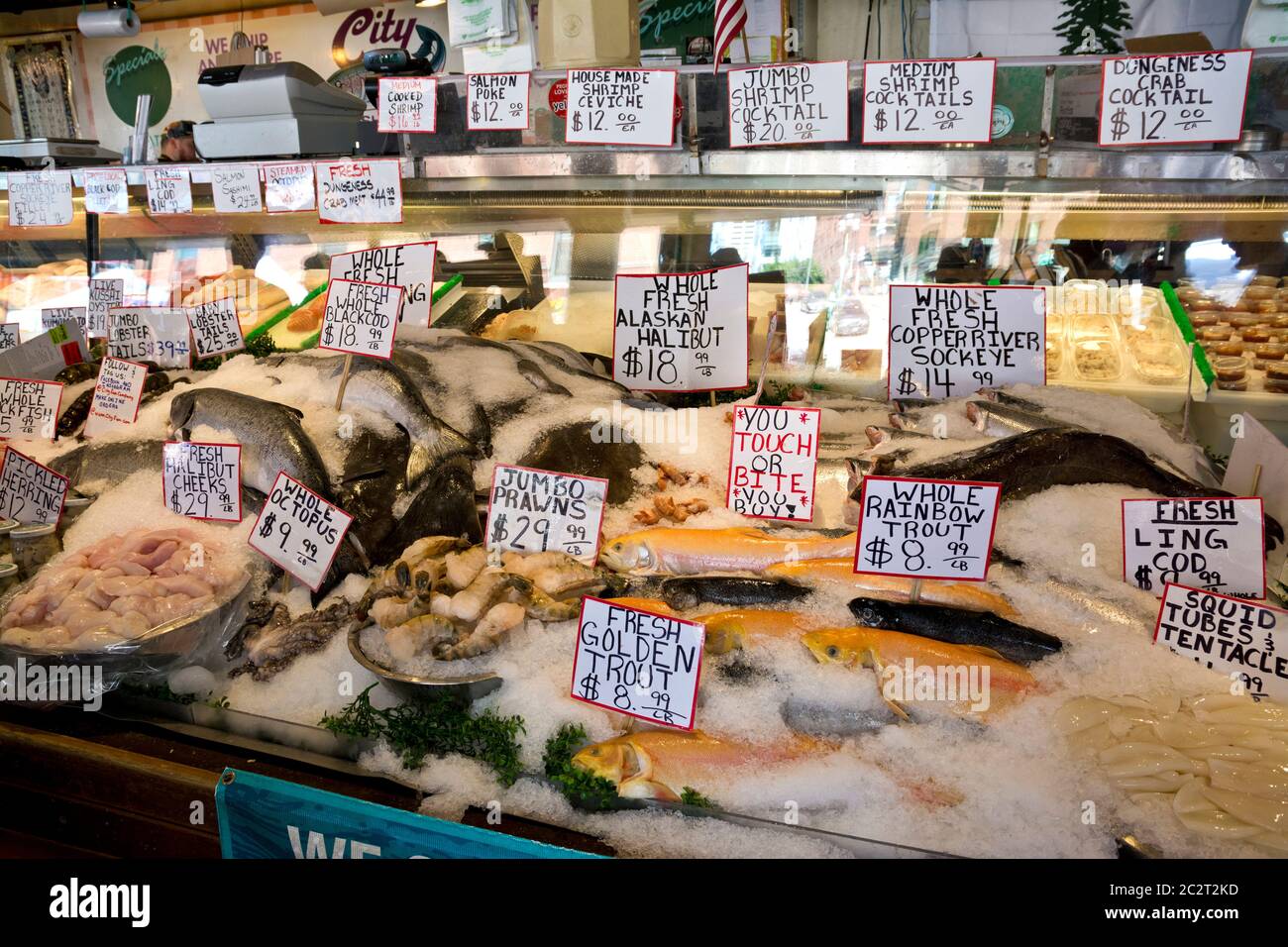 Frische Meeresfrüchte zum Verkauf auf dem City Fish Seafood Market auf dem Pike Place Market in Seattle, Washington. Stockfoto