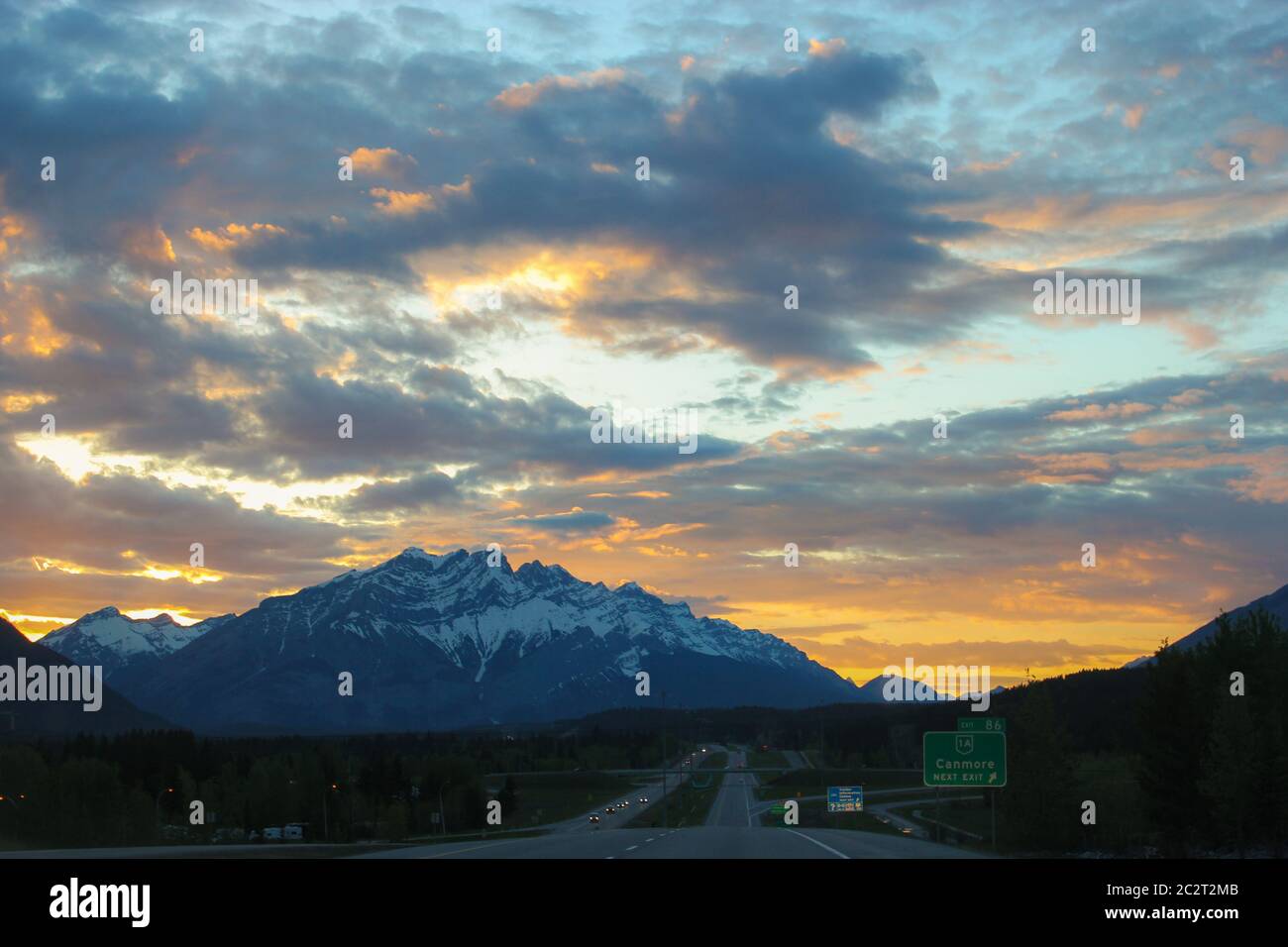 Wunderschöner Sonnenuntergang auf den Rocky Mountains in Canmore, Alberta, Kanada Stockfoto