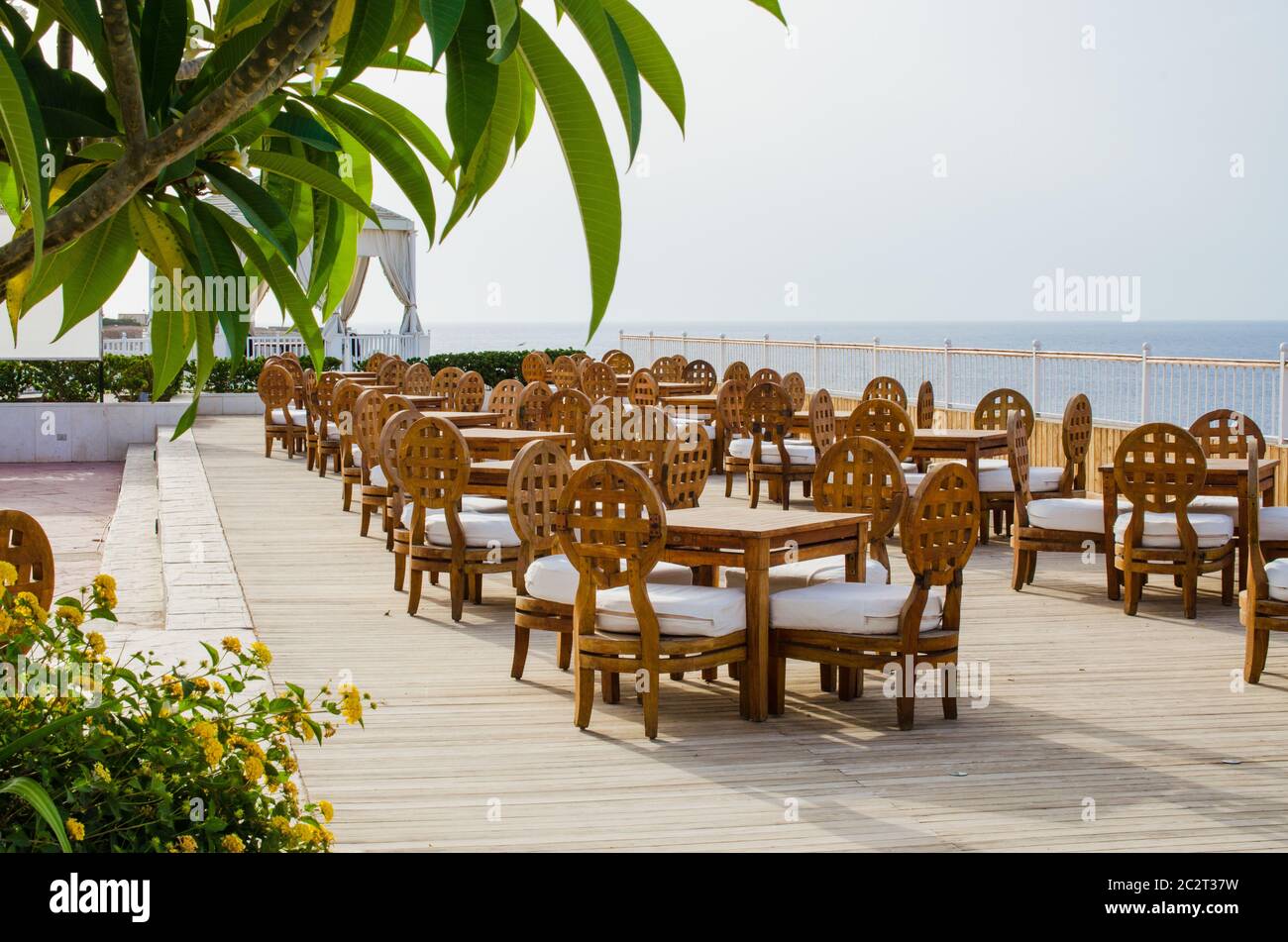 Gemütliches Restaurant oder Cafe auf dem Gebiet der 5 Sterne Hotel mit Meerblick in Sharm El Sheikh. Sommer in Ägypten. Stockfoto