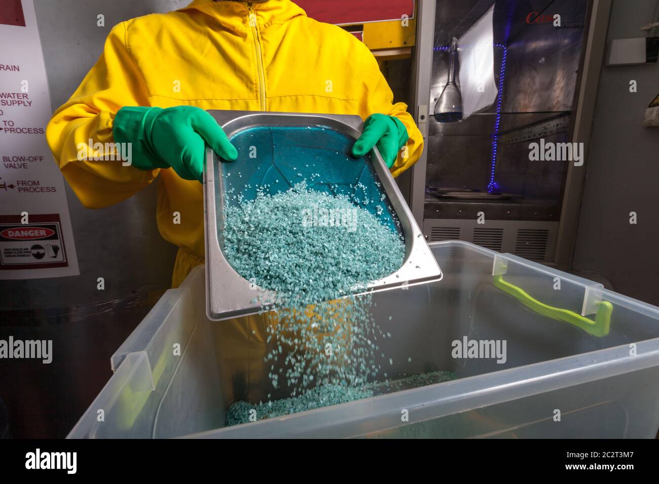 Mann im Schutzanzug Kochen Methamphetamin im Labor Stockfoto
