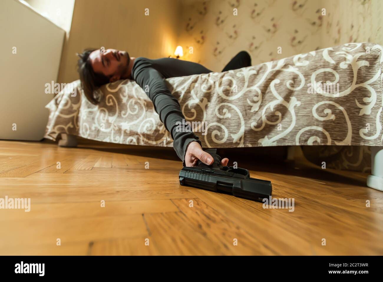 Selbstmord Konzept, depressiven Mann Selbstmord mit Pistole erschossen begehen. Stockfoto