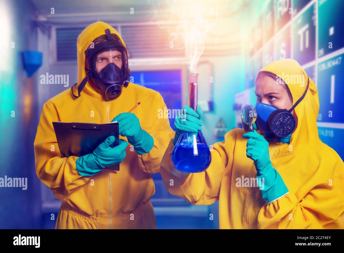 Mann und Frau in Schutzanzügen kochen Methamphetamin im Labor Stockfoto