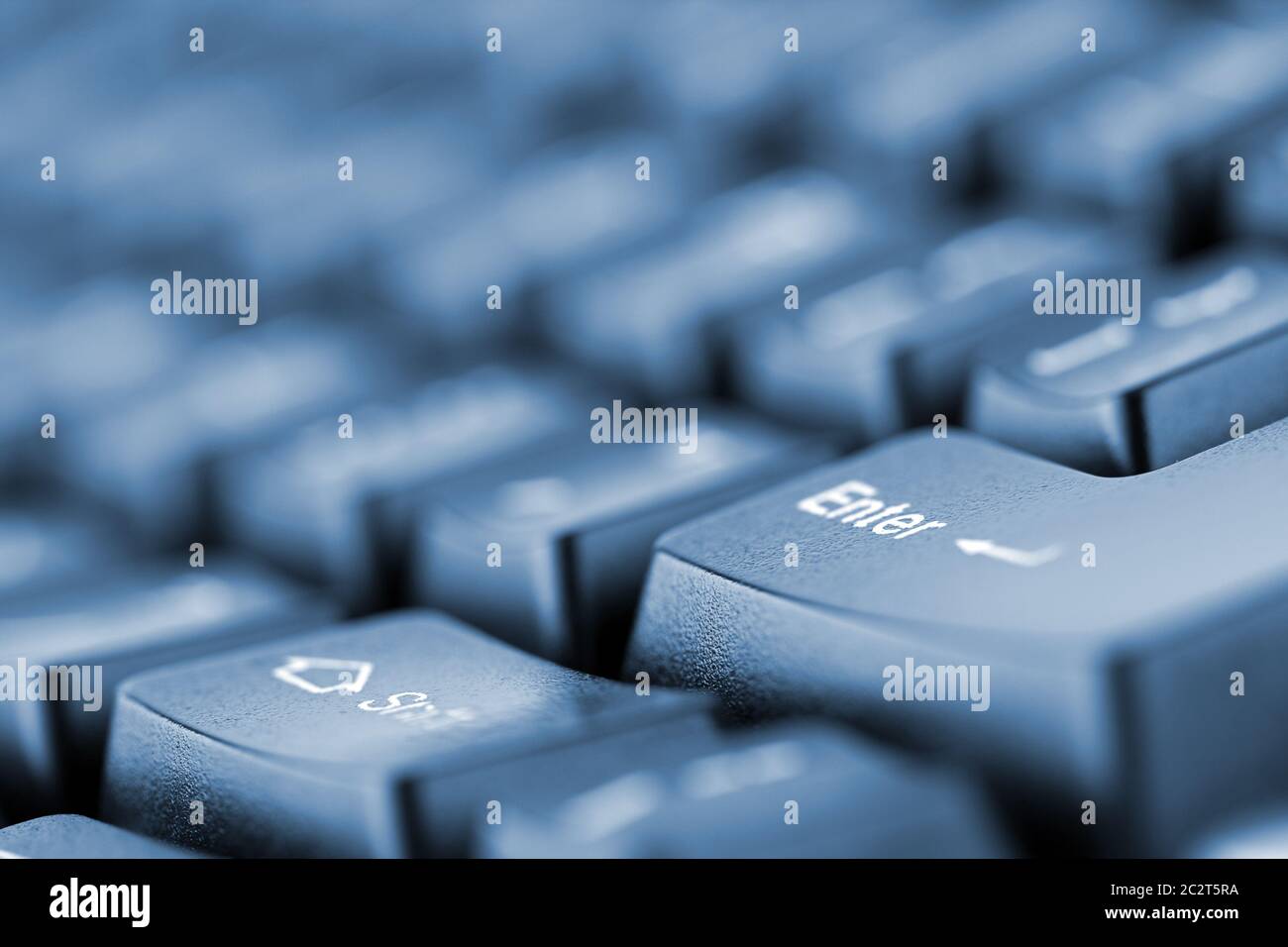 Nahaufnahme der Computer-Tastatur. In blau getönt Stockfoto