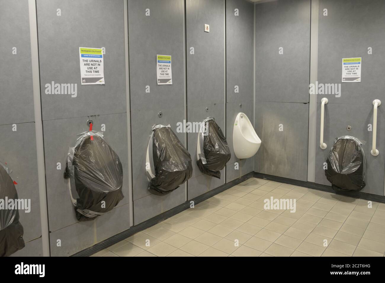 Öffentliche Toiletten, modifiziert für soziale Distanzierung, in Nottingham. Stockfoto