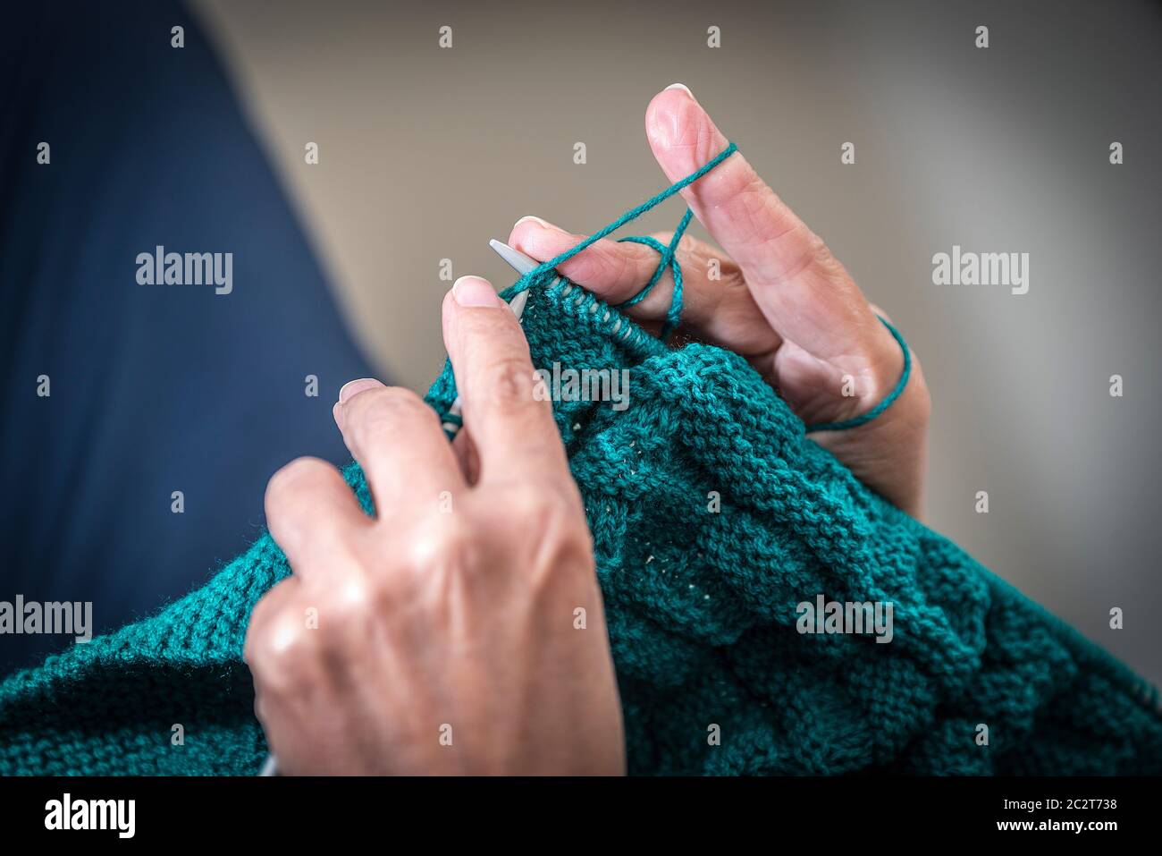 Ein Womans Hände Stricken mit Wolle. Stockfoto