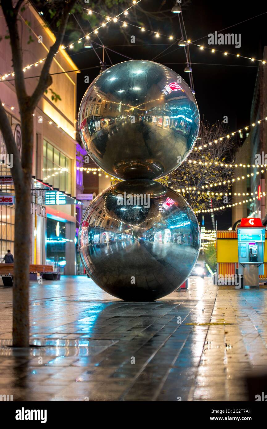 Spheres Sculpture ('Mall's Balls') bei Nacht in der Rundle Mall - Adelaide, South Australia Stockfoto